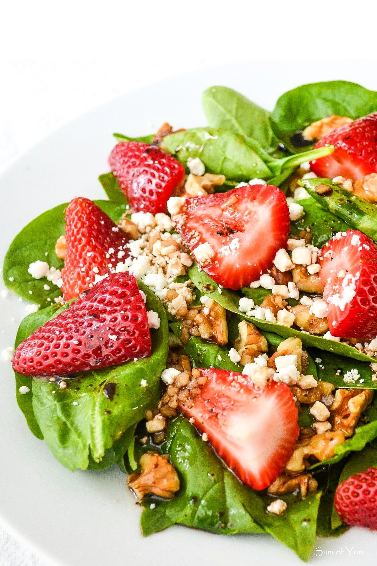 Strawberry Salad with spinach, walnuts and goat cheese