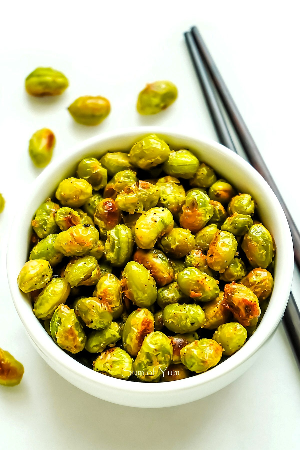 This easy garlic roasted edamame recipe makes a yummy, healthy snack and is perfect for tossing into other recipes, such as salads and more. SumofYum.com Garlic Roasted Mukimame