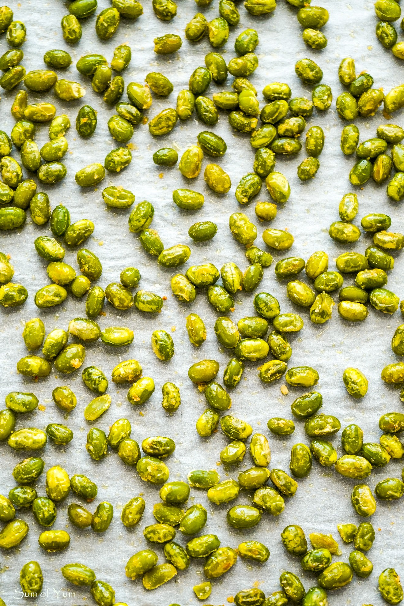 This easy garlic roasted edamame recipe makes a yummy, healthy snack and is perfect for tossing into other recipes, such as salads and more. SumofYum.com Roasted Edamame